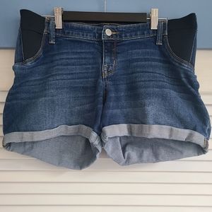 Liz Lange maternity jean shorts (M)